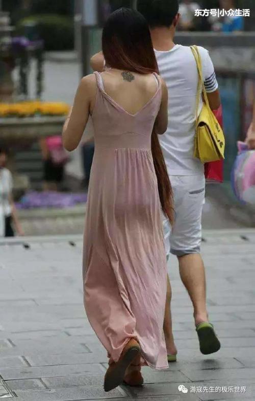 街拍：粉色薄纱长裙小姐姐， 夏天清风吹过，非常惬意的美!