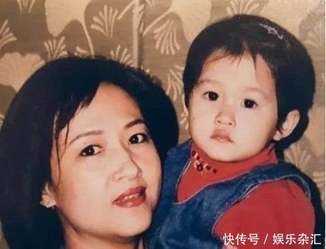 关晓彤还有个亲姐姐,颜值差别大,一个像公主一