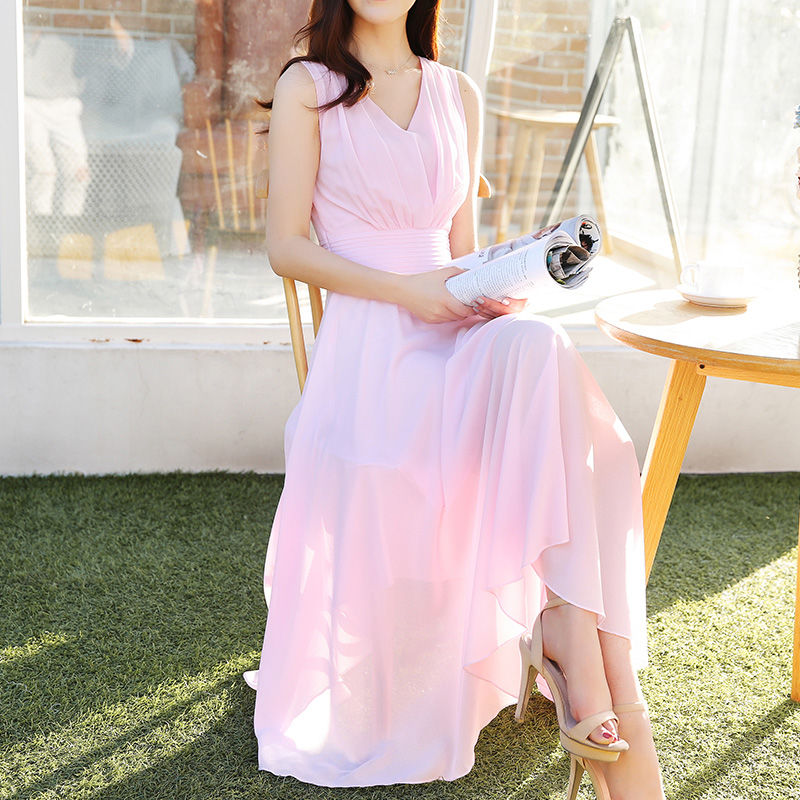 少穿花裙,当下流行“极简色”裙子,40岁女人穿高贵显白嫩,美