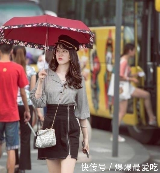  『时尚』街拍：柔美娇俏的小姐姐，秀出青春活力范，笑容甜美可爱