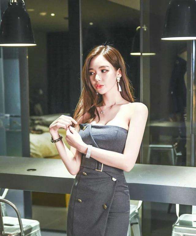 素人街拍:广场上的长裙小姐姐,用手遮阳,一脸的无可奈何?