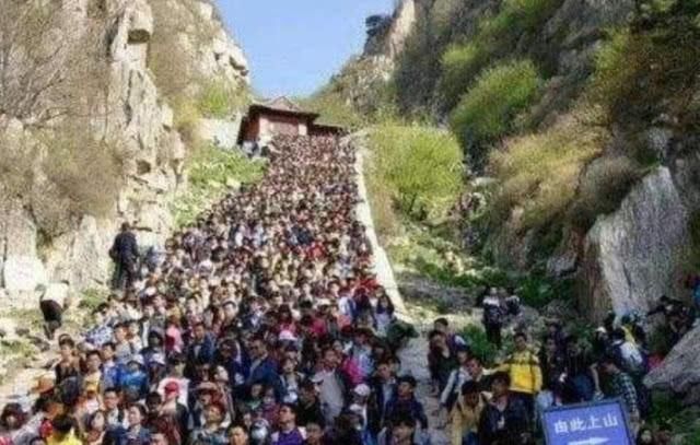 动也不能动、退也不能退，旅游的人儿被困在五一的人海中怀疑人生