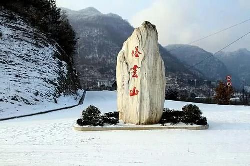 中国最险峻道观，四根石条搭在1665米悬崖之巅，感觉风一吹就要倒