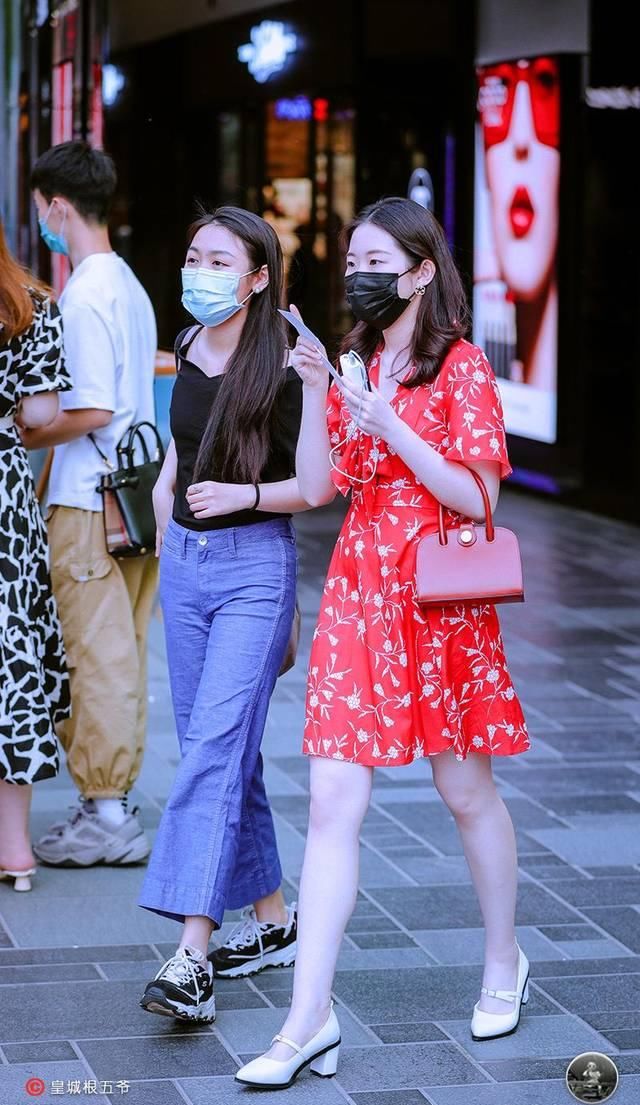  [更多]街拍：追寻时尚并不是一个非常快速的过程，相反它需要漫长的积累