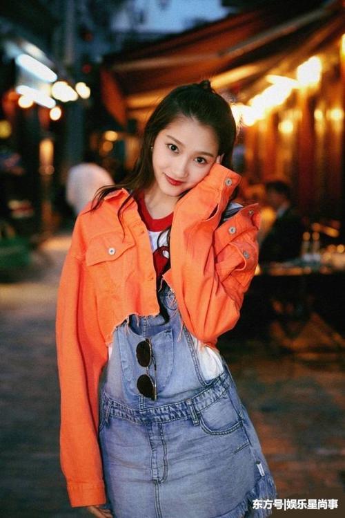 关晓彤为了时尚豁出去了,把外衣剪掉一半,网友:鹿嫂太有型了