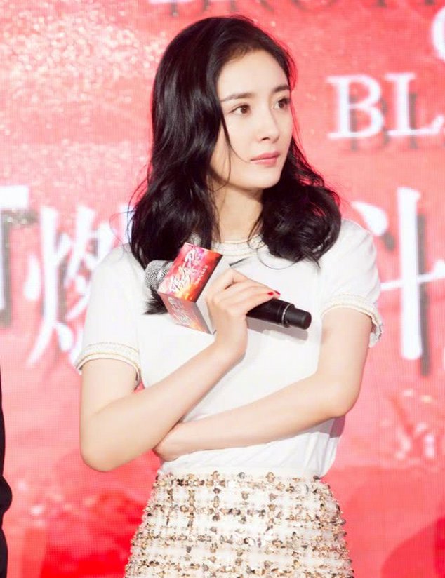 杨幂让人心动，在腿上绕5圈“树枝”还点缀着花朵，美得太惊艳!