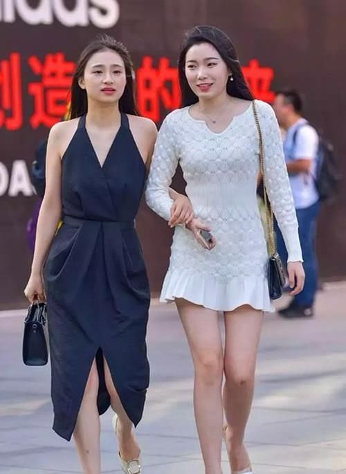 『连体』街拍:面带微笑的美女,一件白色连体裤外搭灰色开衫,时尚唯美