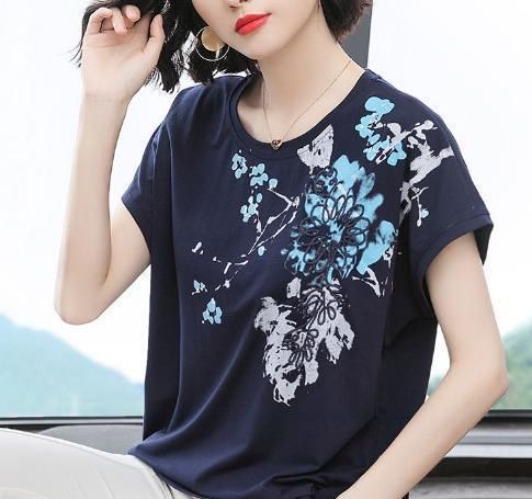  「女人」女人过了37穿年轻点，初夏多穿纯色“铜氨丝”，嫩美的不一般