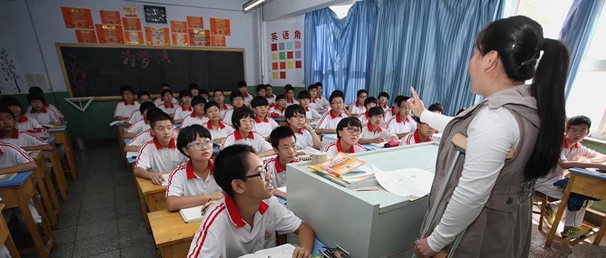  『教师的工资』教师的收入到底高不高？网友：考教师的人却越来越多，你说高不高