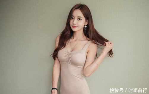 修身有型的打底裤美女，散发个性魅力，显得活泼有朝气！