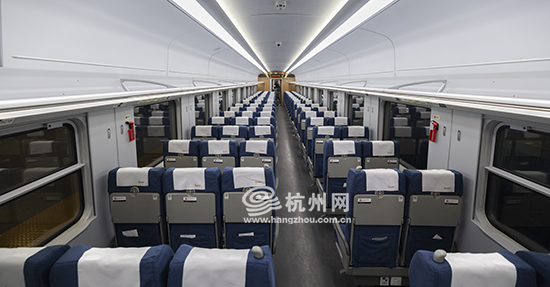 ＂绿巨人＂复兴号动车组服役杭州春运 普速铁路迈入动车时代