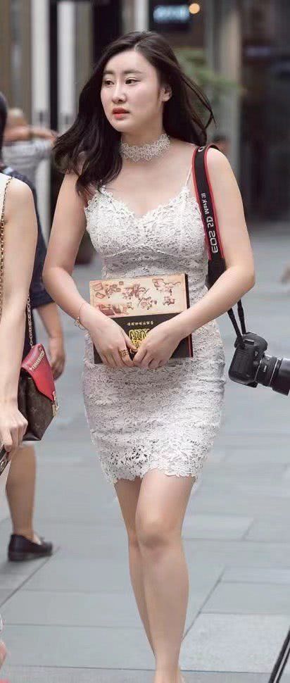 穿着蕾丝紧身连衣裙的小姐姐发现被偷拍，害羞一笑，风情万种