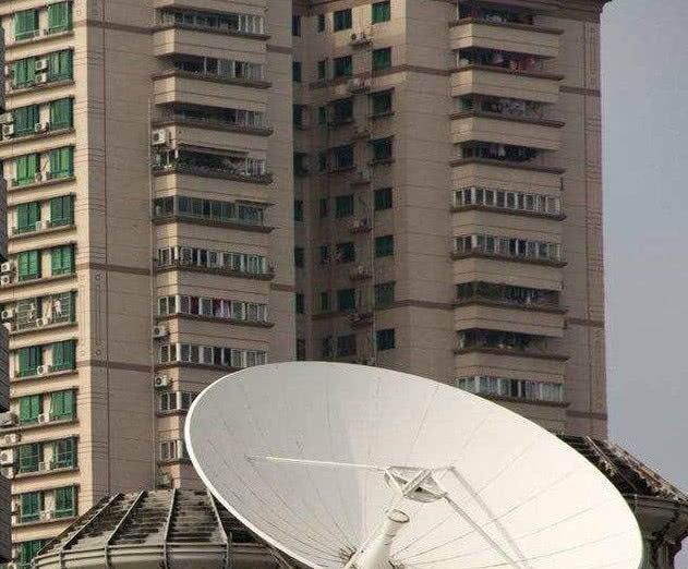 原来农村流行的“卫星锅”，为啥现在不让安装了，它能看到什么？