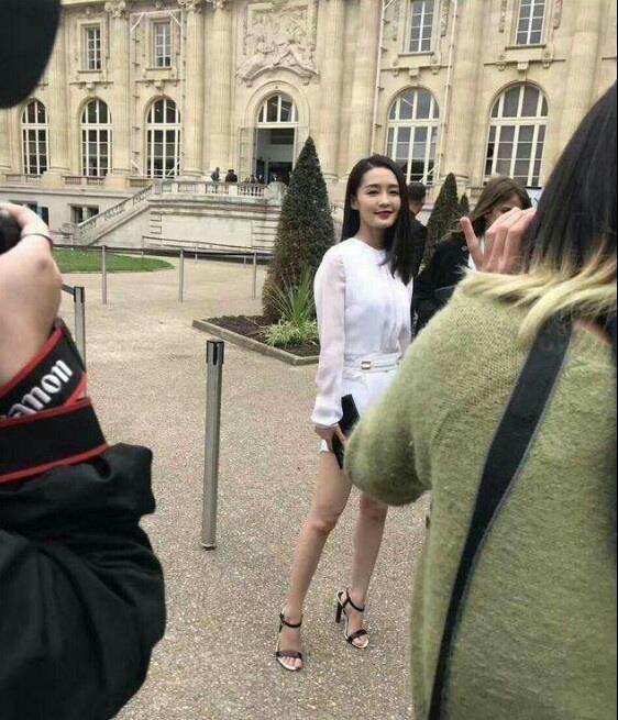 国外偶遇李沁,离开了ps的她,素颜是这样