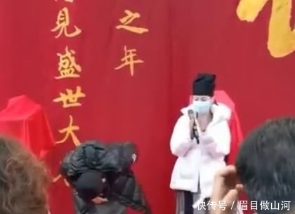  「感谢」迪丽热巴点头感谢，有谁注意吴磊的动作，意外暴露他的真实修养