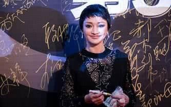 有种毁气质叫周迅剪短发,配烟熏妆灵气全无,