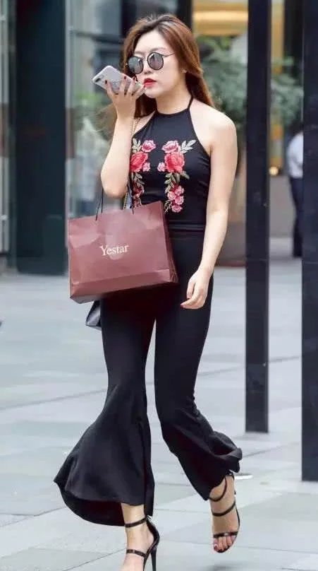 丰满的小姐姐一身紧身穿搭，尽显凹凸身材，网友：感觉裤子都快被