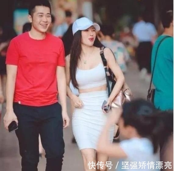 美女|街拍:身材凹凸有致的美女,一身素色的穿搭魅力十足