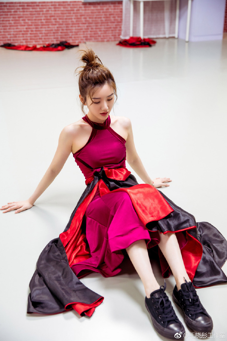 毛晓彤身穿条纹连体裤秀大长腿，165身高穿出2米的气场，美炸了！