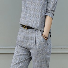 9月出游，穿裙不方便!45岁老婆试试这，时髦套装，年轻15岁