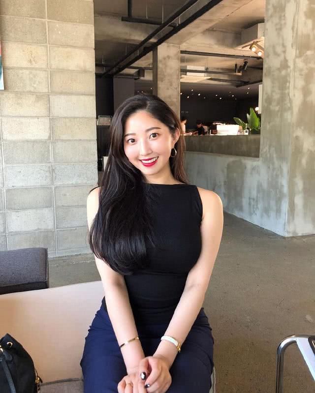 冷色系|微胖美女的独特魅力:散出“不简单”的韵味