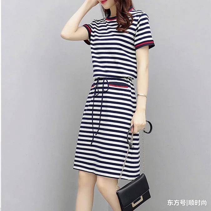 甜美动人的雪纺连衣裙，凸显修长身材比例，美嫩年轻，气质出众