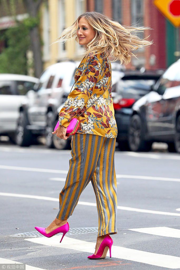 53岁莎拉杰西卡露深V事业线风韵不减 走路带风狂甩金色长发放飞自
