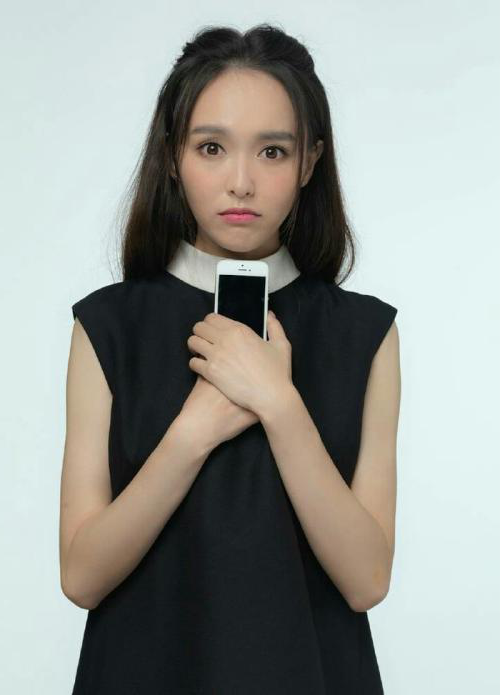 黑色卷发，粉色长裙，脸颊上小酒窝，唐嫣不愧是美貌与智慧一身！