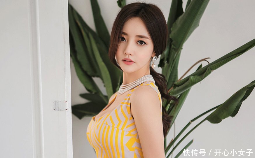 街拍紧身包臀裙美女，突显活力的打扮，彰显女人的精致感！