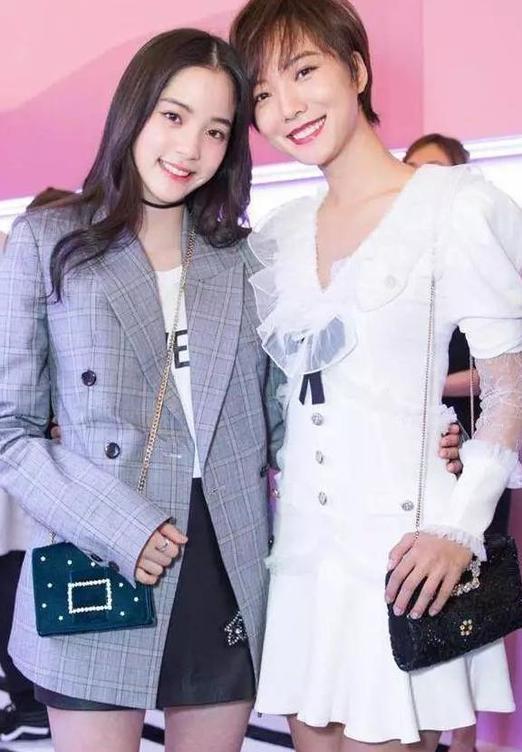 20岁宋祖儿撞衫18岁欧阳娜娜，只差两岁哪一个更少女一点呢