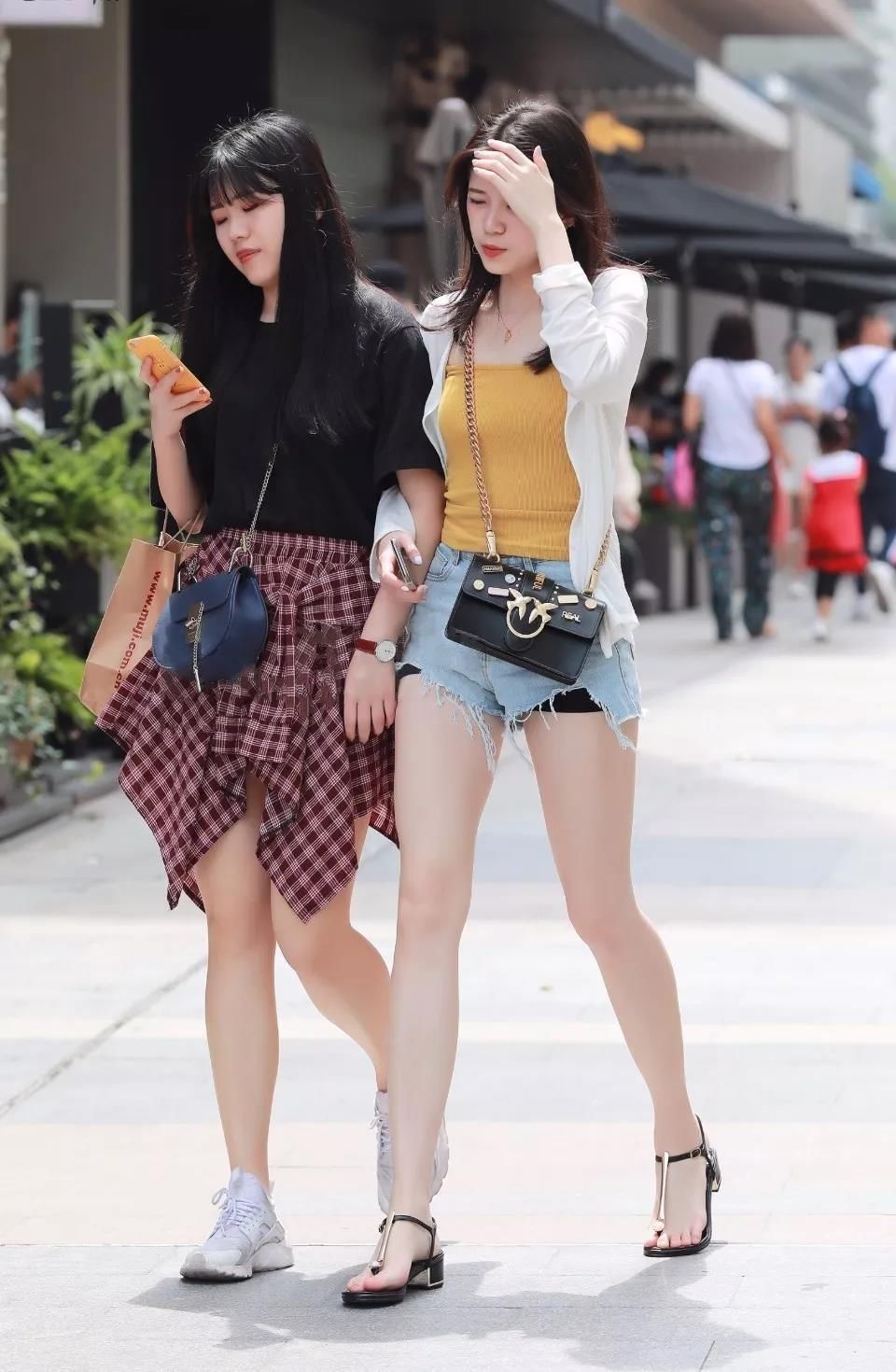 街拍：两个好闺蜜，两个大长腿，难得一见