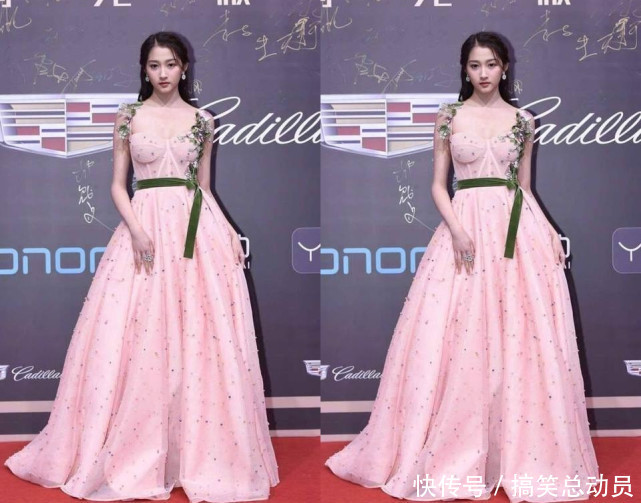 关晓彤娜扎同台走红毯全都穿了粉色，没想到是她把另外的人比下去