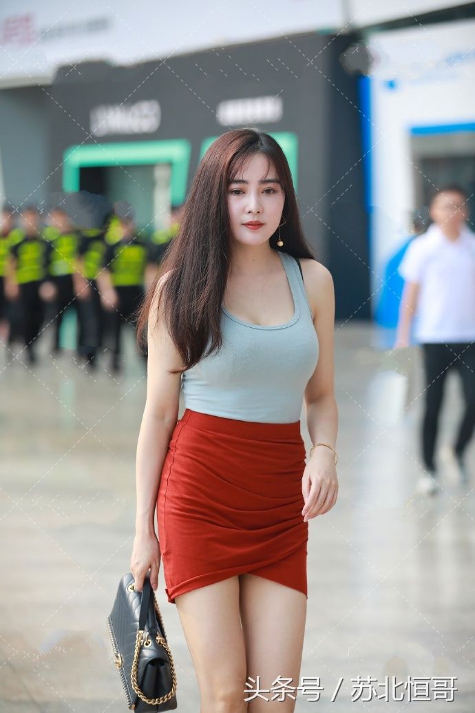 微胖美女与紧身裙最搭，穿出的S型曲线，太具线条感