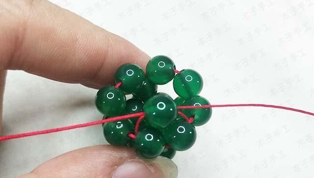  『两根线再对着』手工达人教你用绳子编一个葡萄手机挂件，送人倍有成就感