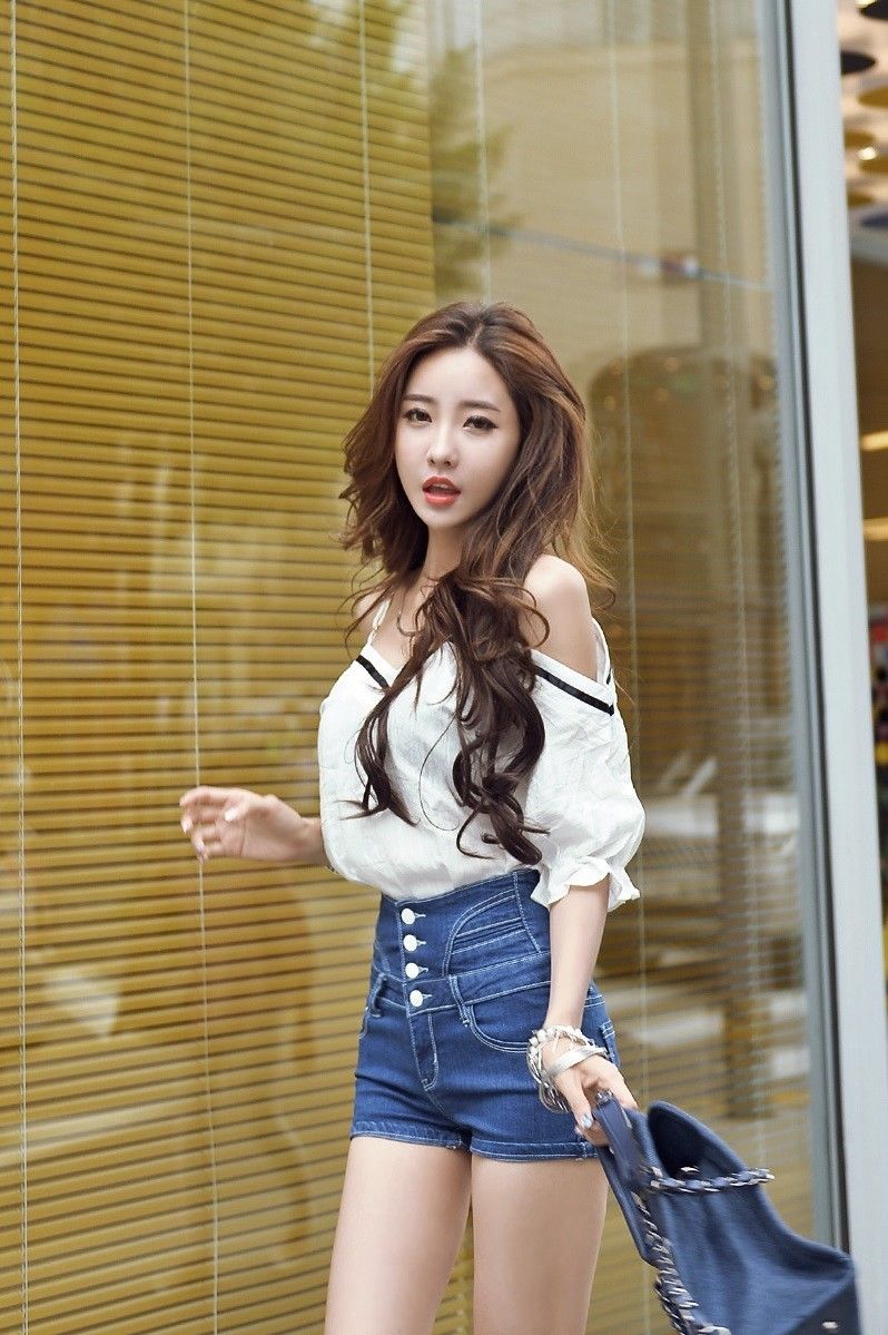 美女模特小露香肩，修长美腿时尚街拍