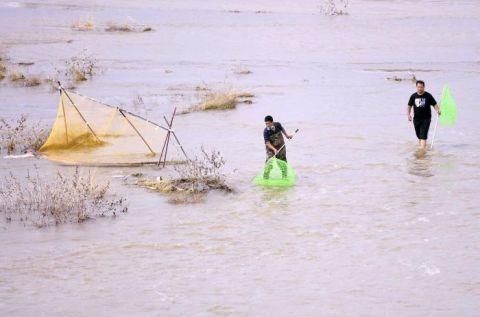  『北京』现场｜众多人在永定河非法捕鱼