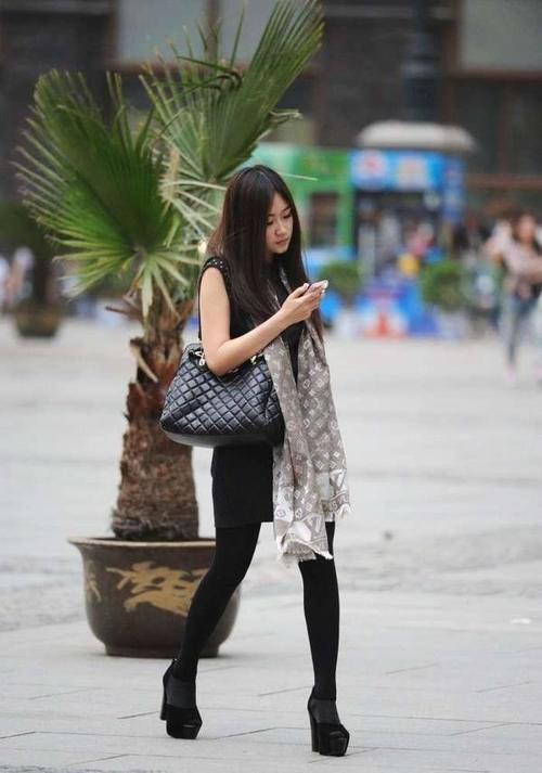 街拍：小姐姐黑色连衣包臀裙配黑丝袜小高跟，成熟性感迷人！