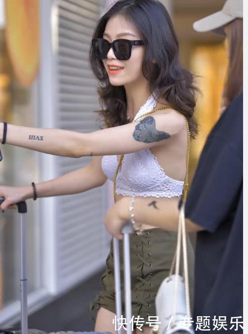 小姐姐墨镜白色文胸走出女神风范，墨绿色短裤搭配苗条身材走出模