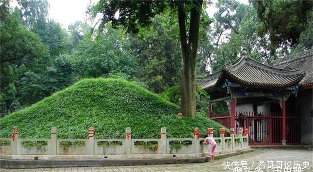 诸葛亮墓千年无人敢盗,坟上大树很是奇怪