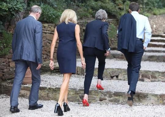 65岁法国第一夫人，蓝色裙装气场惊人，腿瘦的跟少女一样