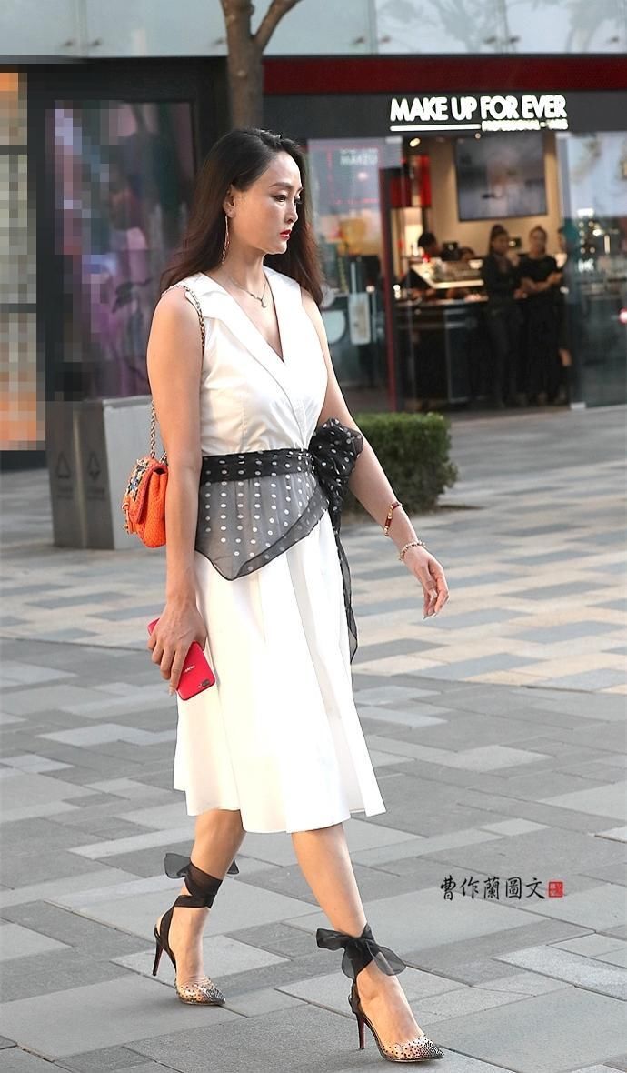 红底高跟鞋:美女穿出高度、穿出身份，还能穿出什么?