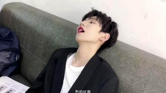 男明星涂口红什么样？郑凯Skr魔鬼，黄渤似贵妇，李晨让人目瞪口