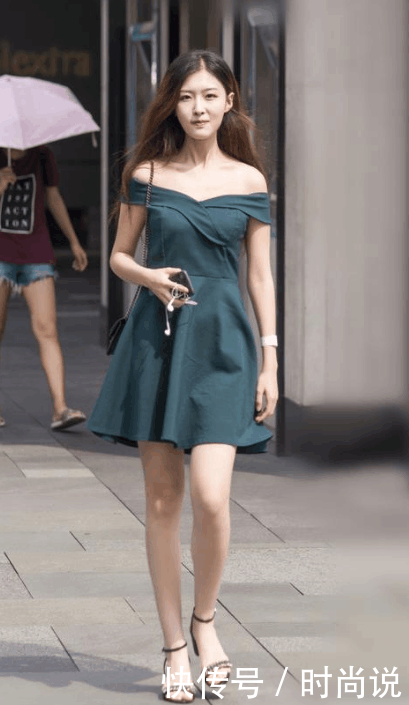 街拍: 小姐姐穿裙子虽然好看, 但是要防走光哦!