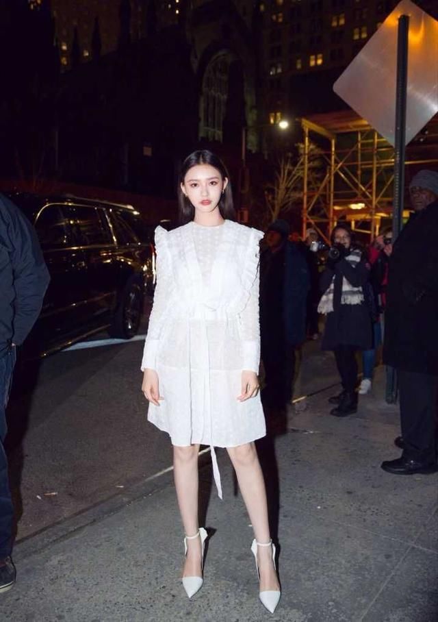 林允晒自拍秀淑女气质，长腿意外抢镜，网友：会不会P的有些过了