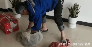  高铁■男乘客被要求开箱，高铁安检员惊呆了：10条大王蛇钻出来
