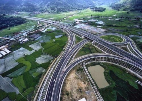  我国@在我国，为什么高速公路要比地面高出来很多？你可能想不出