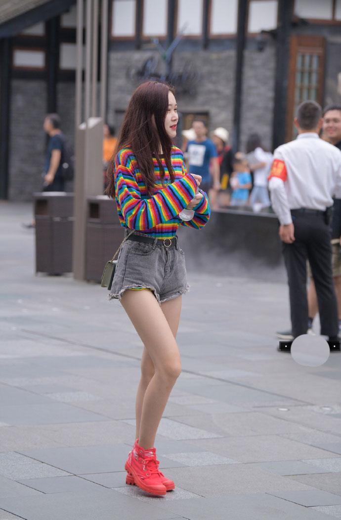  「好身材」街拍：设计师咋想的，模仿彩虹设计的T恤，太彰显好身材了吧？