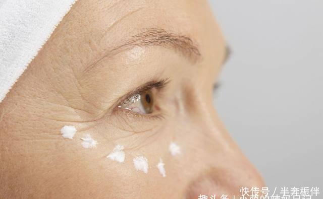 『眼霜』女人不管多大年纪,涂眼霜时少犯这3个错误!不然浪费钱还没效果