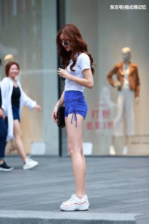 美女穿运动型热裤，舒适紧身，两腿间4公分的距离大秀笔铅美腿！