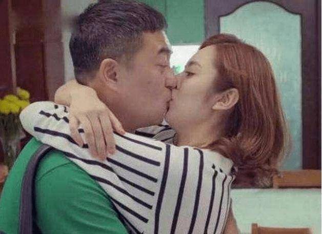 张嘉译拍吻戏怒提离婚的消息都是造谣啊！人家幸福的很呢！